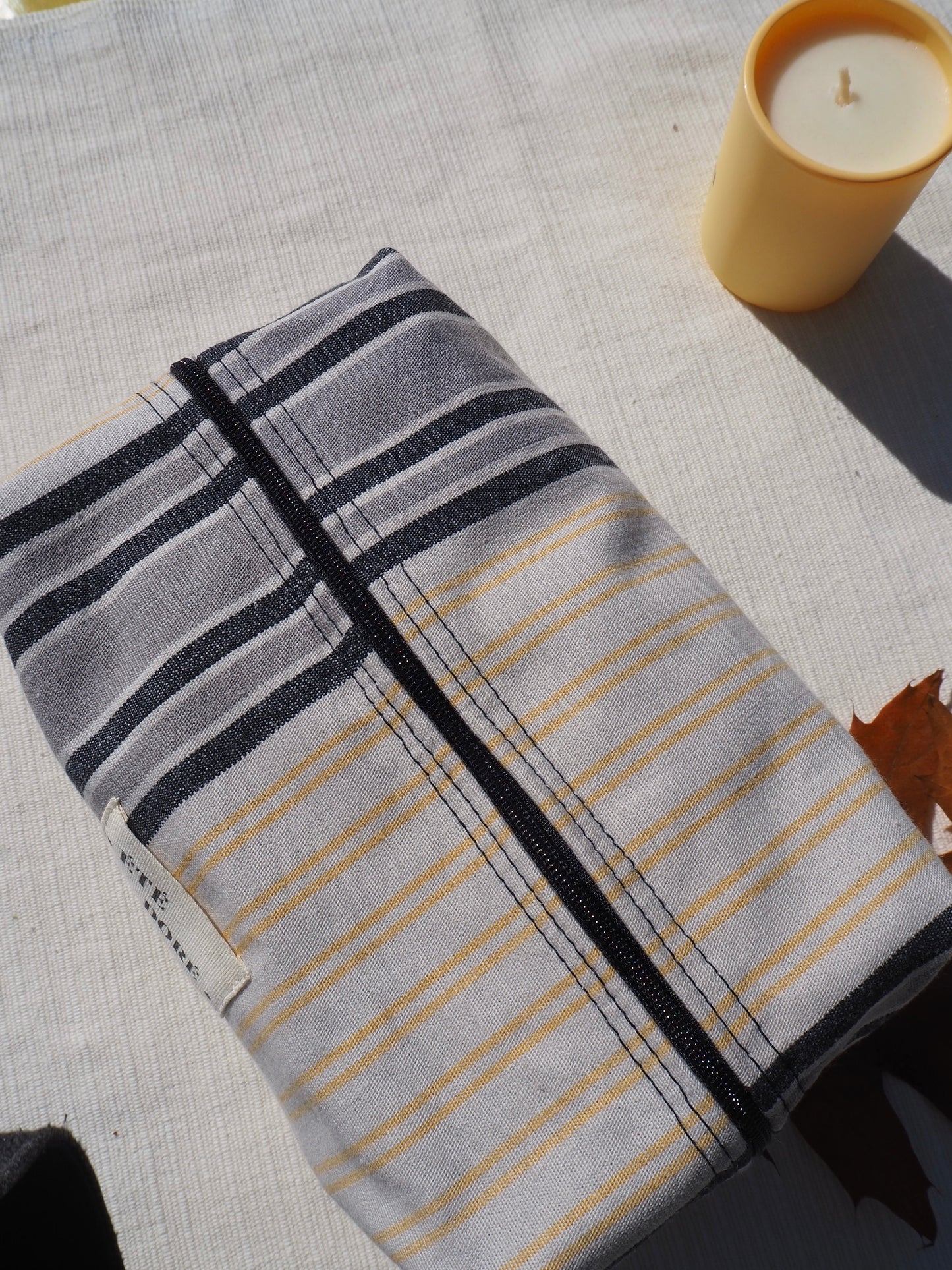Trousse carrée - Rayures grises en jaunes