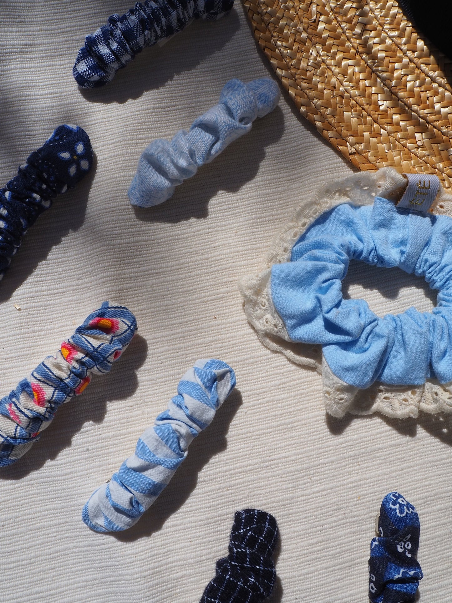 Barrette Plissée Bleu Fleurs Roses