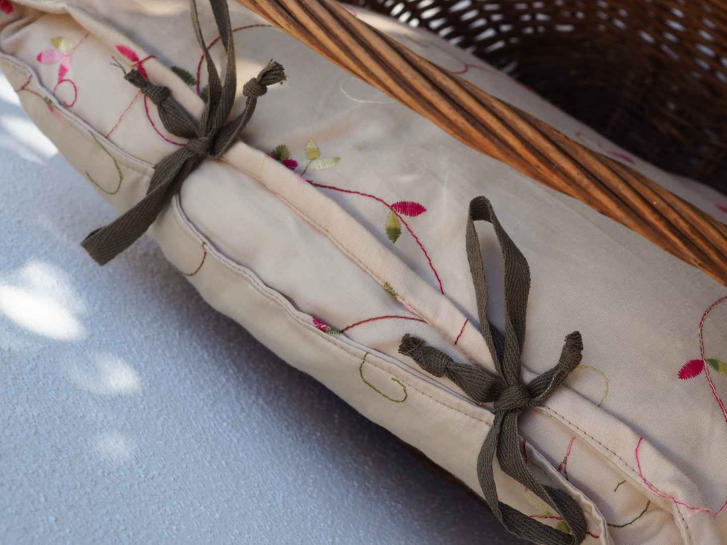 Grand coussin - Fleurs brodées