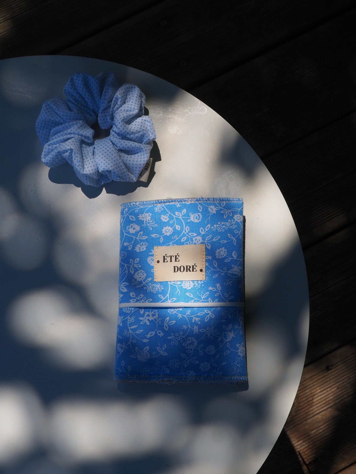 Protège passeport - Bleu fleurs blanches