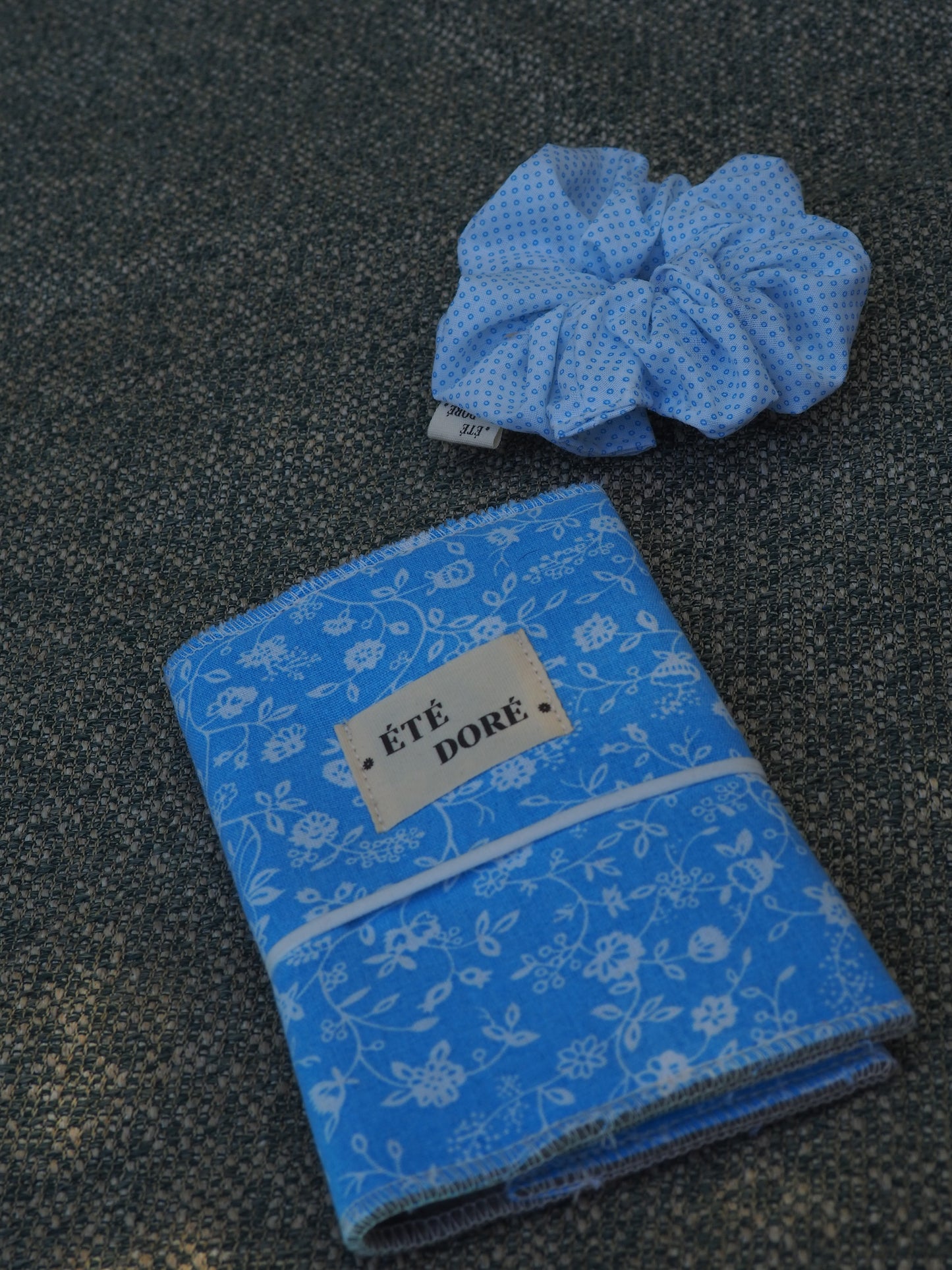 Protège passeport - Bleu fleurs blanches