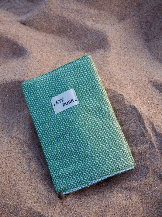 Protège livre vert meuble