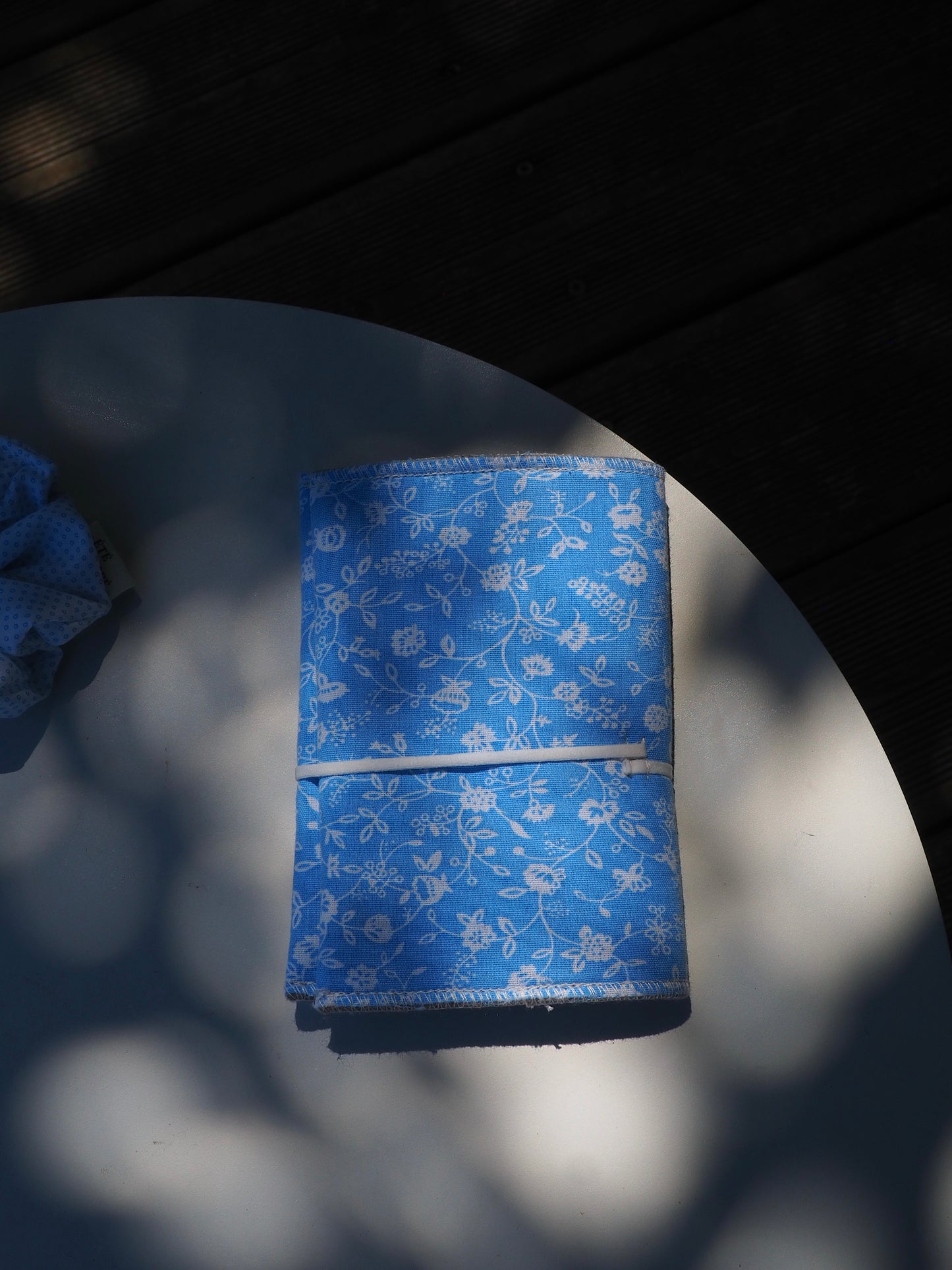 Protège passeport - Bleu fleurs blanches