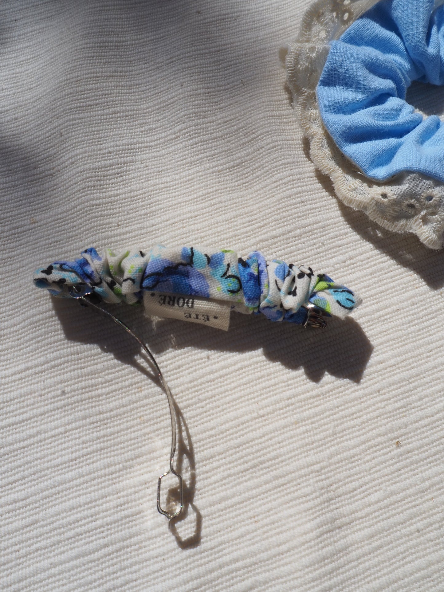 Barrette Plissée Fleurs Bleues